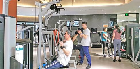 健身房里银发族多起来 专家建议选择适合的运动项目